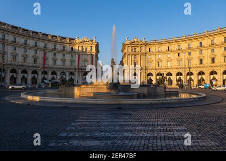 Italien, Rom, Sonnenaufgang am Piazza della Repubblica Stadtplatz mit Brunnen der Naiaden (Fontana delle Naiadi) und Kreisverkehr Stockfoto