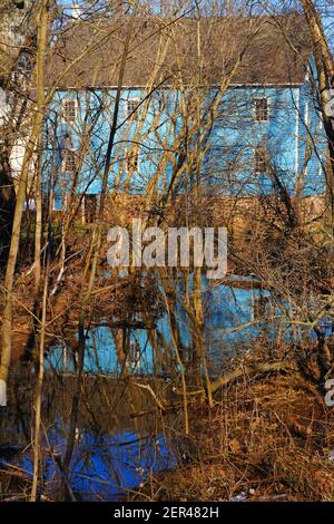 OBERER FREIRAUM, NJ -25 FEB 2021- Winteransicht der blauen Mühle im historischen Walnford, einem Wahrzeichen Mühlendorf in Crosswicks Creek Park, Monmouth County, Stockfoto