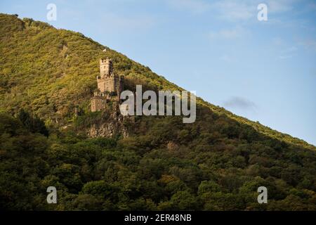 Schloss Sooneck vom Rhein aus Stockfoto