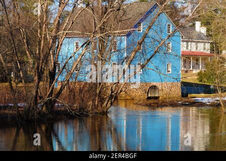 OBERER FREIRAUM, NJ -25 FEB 2021- Winteransicht der blauen Mühle im historischen Walnford, einem Wahrzeichen Mühlendorf in Crosswicks Creek Park, Monmouth County, Stockfoto