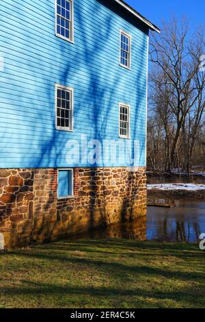 OBERER FREIRAUM, NJ -25 FEB 2021- Winteransicht der blauen Mühle im historischen Walnford, einem Wahrzeichen Mühlendorf in Crosswicks Creek Park, Monmouth County, Stockfoto