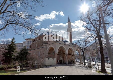 Sofia, Bulgarien - 28. Februar 2021: Die Banya Bashi Moschee in der Nähe des archäologischen Areals der antiken Serdica Stockfoto