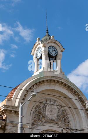 Sofia, Bulgarien - 28. Februar 2021: Uhrturm der Hallen. Markthalle im Zentrum von Sofia, der Hauptstadt von Bulgarien, auf Maria Luiz B Stockfoto