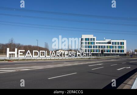 huerth, NRW, Deutschland, 02 28 2021, Straßeneinengung der Umgehungsstraße in huerth, vor Eröffnung der Umgehungsstraße, keine Autos, im Freien, Blick auf das Headquate Stockfoto
