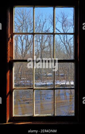 OBERER FREIRAUM, NJ -25 FEB 2021- Winteransicht des historischen Walnford, einem Wahrzeichen Mühlendorf in Crosswicks Creek Park, Monmouth County, New Jersey, Einheit Stockfoto