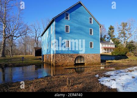 OBERER FREIRAUM, NJ -25 FEB 2021- Winteransicht der blauen Mühle im historischen Walnford, einem Wahrzeichen Mühlendorf in Crosswicks Creek Park, Monmouth County, Stockfoto