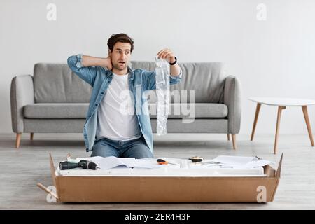 Schwierige Montage von neuen Möbeln zu Hause selbst Stockfoto