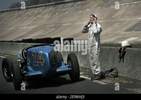 Vorbereitung auf das Rennen mit 1932 Graham 8 Lucenti Indy Auto beim Montlhery Revival , Linas , Frankreich Stockfoto