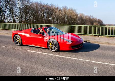 2014 Red Ferrari 458 Spider DCT S-A Sportwagen; Fahrzeugverkehr, bewegliche Fahrzeuge, Autos, Fahrzeug fahren auf britischen Straßen, Motoren, Fahren auf der Autobahn M6 Autobahn UK Straßennetz Stockfoto