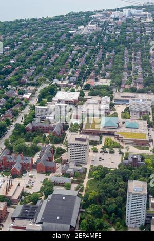 Luftaufnahme der University of Wisconsin-Milwaukee, Milwaukee, Wisconsin an einem bewölkten Sommertag. Stockfoto