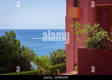 La Muralla Roja Gebäude, Rote Mauer Gebäude am Meer in Calp, Spanien Stockfoto
