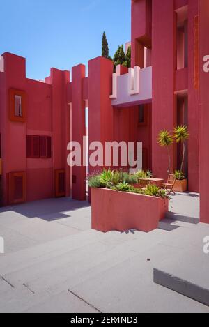 La Muralla Roja Gebäude, Rote Mauer Gebäude am Meer in Calp, Spanien Stockfoto