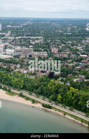 Luftaufnahme von Milwaukee, Wisconsin an einem bewölkten Sommertag. Stockfoto