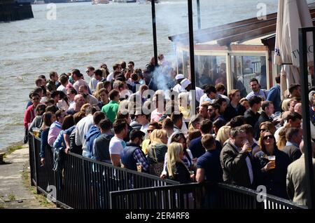 Leute unterhalten sich vor dem engen Pub, Limehouse, London Stockfoto