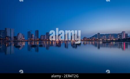 Die Skyline von Calpe spiegelt sich in der Abenddämmerung im Salzsee wider, Alicante, Spai Stockfoto