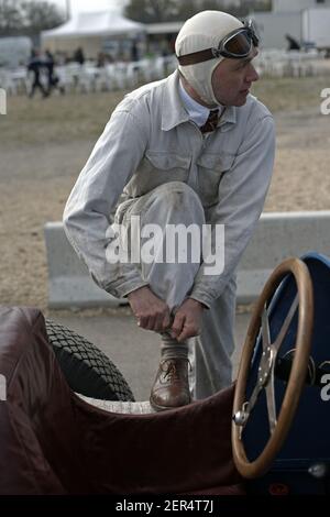 Vorbereitung auf das Rennen mit 1932 Graham 8 Lucenti Indy Auto beim Montlhery Revival , Linas , Frankreich Stockfoto