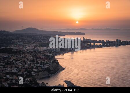 Blick von oben auf die Skyline von Calpe bei Sonnenaufgang, Alicante, Spanien Stockfoto