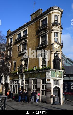 Menschen, die vor dem Blackfriar Pub in London plaudern und trinken Stockfoto