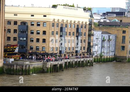 Leute unterhalten sich vor dem Thameside Inn, Southwark, London Stockfoto