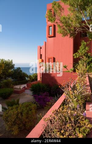 La Muralla Roja Gebäude, Rote Mauer Gebäude am Meer in Calp, Spanien Stockfoto