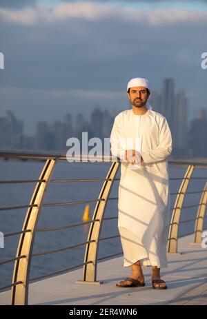 emirati man in Al Jaddaf Waterfront in Dubai mit Burj Khalifa im Hintergrund Stockfoto