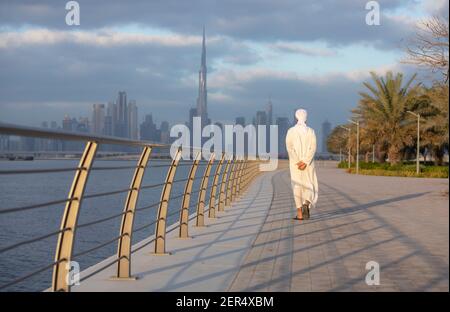 emirati man in Al Jaddaf Waterfront in Dubai mit Burj Khalifa im Hintergrund Stockfoto