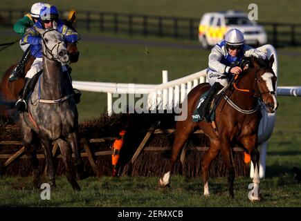 Light Brigade von Kevin Brouder (rechts) auf dem Weg zum Gewinn der Handicap-Hürde des Paddy's Rewards Club auf der Naas Racecourse in Naas. Bilddatum: Sonntag, 28. Februar 2021. Stockfoto