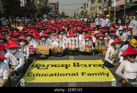 Mandalay, Myanmar. Februar 2021, 28th. Demonstranten halten Plakate mit dem Bild der inhaftierten Zivilführerin Aung San Suu Kyi während eines Protestes gegen den Militärputsch in Mandalay, Myanmar, am Sonntag, Februar. 28, 2021. Die Sicherheitskräfte greifen weiterhin auf Demonstrationen gegen den Militärputsch zurück. Foto von Xiao Long/UPI Kredit: UPI/Alamy Live Nachrichten Stockfoto