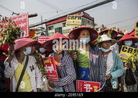 Mandalay, Myanmar. Februar 2021, 28th. Birmanische Demonstranten tragen während einer Demonstration gegen den Militärputsch in Mandalay, Myanmar, Sonntag, Februar, Schilder. 28, 2021. Die Sicherheitskräfte greifen weiterhin auf Demonstrationen gegen den Militärputsch zurück. Foto von Xiao Long/UPI Kredit: UPI/Alamy Live Nachrichten Stockfoto