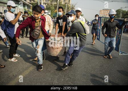 Mandalay, Myanmar. Februar 2021, 28th. Während der Proteste gegen den Militärputsch in Mandalay, Myanmar, am Sonntag, den 28. Februar 2021, haben Demonstranten Barrieren errichtet. Die Sicherheitskräfte greifen weiterhin auf Demonstrationen gegen den Militärputsch zurück. Foto von Xiao Long/UPI Kredit: UPI/Alamy Live Nachrichten Stockfoto