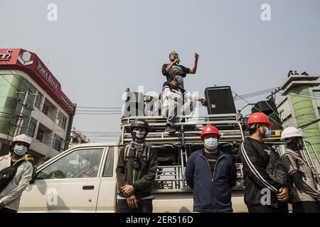 Mandalay, Myanmar. Februar 2021, 28th. Birmanische Demonstranten schreien während einer Demonstration gegen den Militärputsch in Mandalay, Myanmar, Sonntag, Februar. 28, 2021. Die Sicherheitskräfte greifen weiterhin auf Demonstrationen gegen den Militärputsch zurück. Foto von Xiao Long/UPI Kredit: UPI/Alamy Live Nachrichten Stockfoto