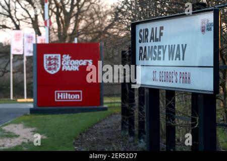 Gesamtansicht des Eingangs zum St. George's Park mit Beschilderung zum Sir Alf Ramsey Way. Bilddatum: Sonntag, 28. Februar 2021. Stockfoto