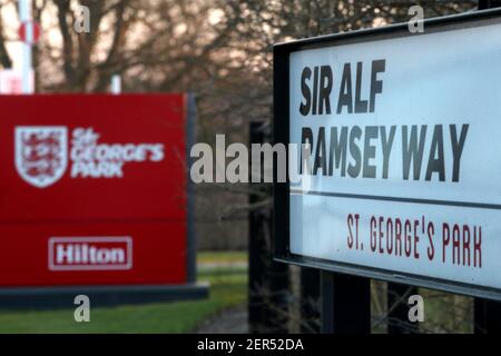 Gesamtansicht des Eingangs zum St. George's Park mit Beschilderung zum Sir Alf Ramsey Way. Bilddatum: Sonntag, 28. Februar 2021. Stockfoto