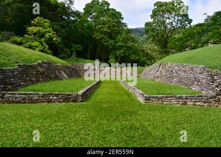 Der Ballcourt in Palenque, einem Maya-Stadtstaat im Süden Mexikos und UNESCO-Weltkulturerbe Stockfoto