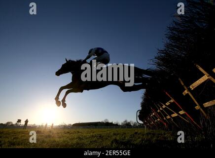 Light Brigade von Kevin Brouder befreit einen Zaun auf dem Weg zum Gewinn der Handicap-Hürde des Paddy's Rewards Club auf der Naas Racecourse in Naas. Bilddatum: Sonntag, 28. Februar 2021. Stockfoto