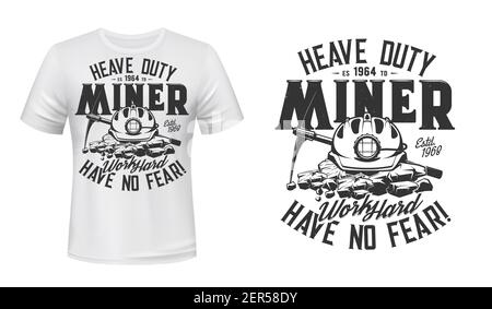T-Shirt-Print mit Bergmann Taxe und Helm, Bekleidung Vektor Mockup. T-Shirt Vorlage mit Typografie hart arbeiten keine Angst haben. Schwarzweißdruck, isoliert Stock Vektor