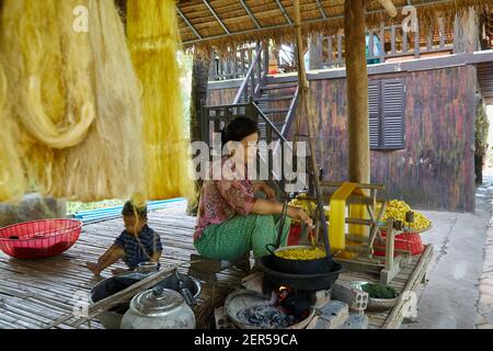 Traditionelle Seidenspinnerei auf Kao Dach, einer Insel im Mekong bei Phnom Penh, Kambodscha, Indochina Stockfoto