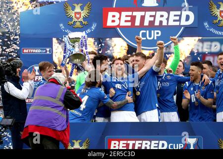 St Johnstone's Liam Craig (Mitte) feiert mit der Betfred Cup Trophäe nach dem Gewinn des Betfred Cup Finales im Hampden Park, Glasgow. Bilddatum: Sonntag, 28. Februar 2021. Stockfoto