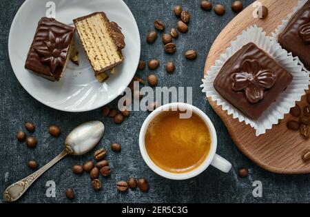 Tasse Kaffee und süße Schokolade Waffelkuchen, Dessert, Leckereien Stockfoto