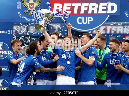 St Johnstone's Liam Craig (Mitte) feiert mit der Betfred Cup Trophäe nach dem Gewinn des Betfred Cup Finales im Hampden Park, Glasgow. Bilddatum: Sonntag, 28. Februar 2021. Stockfoto