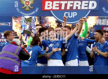 St Johnstone's Liam Craig (Mitte) feiert mit der Betfred Cup Trophäe nach dem Gewinn des Betfred Cup Finales im Hampden Park, Glasgow. Bilddatum: Sonntag, 28. Februar 2021. Stockfoto