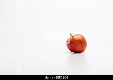 Ein reifer roter Apfel isoliert auf weißem Hintergrund. Apple Beschneidungspfad. Stockfoto