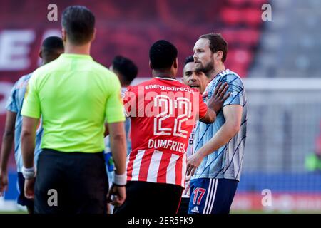 EINDHOVEN, NIEDERLANDE - FEBRUAR 28: Denzel Dumfries vom PSV und Daley Blind von Ajax während des niederländischen Eredivisie-Spiels zwischen PSV und Ajax bei Philips Stockfoto