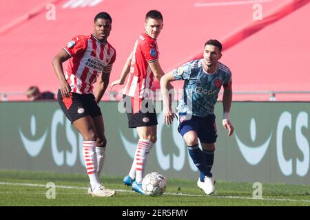EINDHOVEN, NIEDERLANDE - FEBRUAR 28: Denzel Dumfries von PSV, Ryan Thomas von PSV und Dusan Tadic von Ajax während des niederländischen Eredivisie-Spiels zwischen PSV Stockfoto