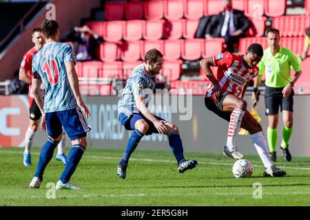 EINDHOVEN, NIEDERLANDE - FEBRUAR 28: Daley Blind von Ajax und Denzel Dumfries vom PSV während des niederländischen Eredivisie-Spiels zwischen PSV und Ajax bei Philips Stockfoto