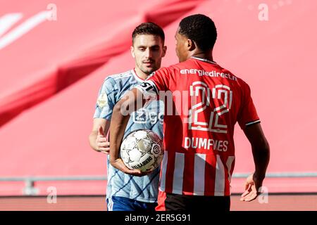 EINDHOVEN, NIEDERLANDE - FEBRUAR 28: Dusan Tadic von Ajax von Denzel Dumfries vom PSV während des niederländischen Eredivisie-Spiels zwischen PSV und Ajax bei Philips Stockfoto