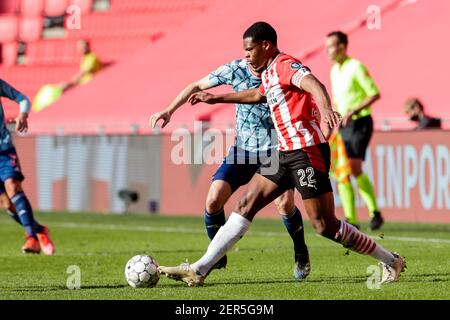 EINDHOVEN, NIEDERLANDE - FEBRUAR 28: Daley Blind von Ajax und Denzel Dumfries vom PSV während des niederländischen Eredivisie-Spiels zwischen PSV und Ajax bei Philips Stockfoto