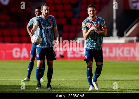EINDHOVEN, NIEDERLANDE - FEBRUAR 28: Daley Blind von Ajax und Dusan Tadic von Ajax während des niederländischen Eredivisie-Spiels zwischen PSV und Ajax bei Philips St. Stockfoto