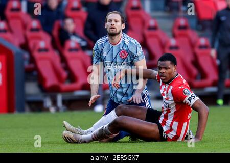 EINDHOVEN, NIEDERLANDE - FEBRUAR 28: Daley Blind von Ajax und Denzel Dumfries vom PSV während des niederländischen Eredivisie-Spiels zwischen PSV und Ajax bei Philips Stockfoto