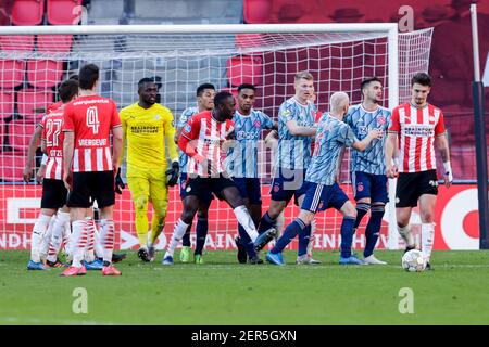 EINDHOVEN, NIEDERLANDE - FEBRUAR 28: Denzel Dumfries vom PSV und Dusan Tadic von Ajax während des niederländischen Eredivisie-Spiels zwischen PSV und Ajax bei Philips Stockfoto